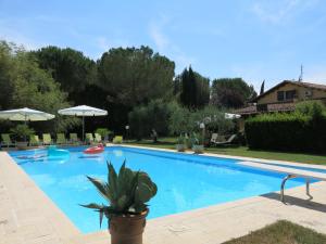 Bazén v ubytovaní Holiday Home Luisa by Interhome alebo v jeho blízkosti
