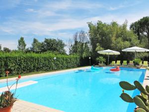 Bazén v ubytovaní Holiday Home Luisa by Interhome alebo v jeho blízkosti