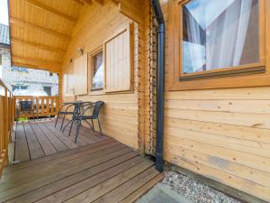 una terraza de madera con mesa y sillas. en Holiday Home Onyx by Interhome, en Mielenko