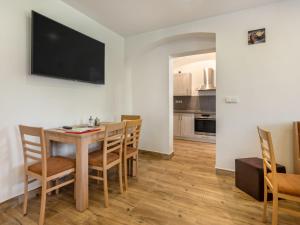 Kuchyň nebo kuchyňský kout v ubytování Holiday Home IVA by Interhome