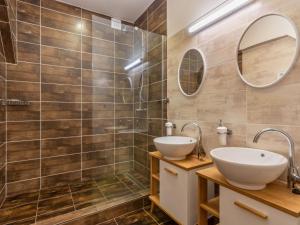 Koupelna v ubytování Holiday Home IVA by Interhome