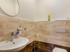 Koupelna v ubytování Holiday Home IVA by Interhome