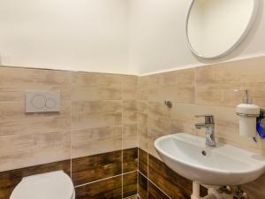 Koupelna v ubytování Holiday Home IVA by Interhome