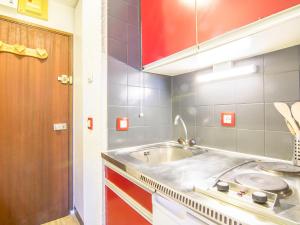 - une cuisine avec un évier et un comptoir dans l'établissement Studio Les Tommeuses - Val Claret-25 by Interhome, à Tignes