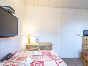 Cette chambre dispose d'un lit, d'une télévision et d'une table. dans l'établissement Studio Les Tommeuses - Val Claret-25 by Interhome, à Tignes