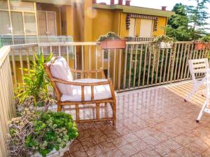 un porche con 2 sillas y plantas y una valla en Apartment Casa Nicoló by Interhome, en Poggio