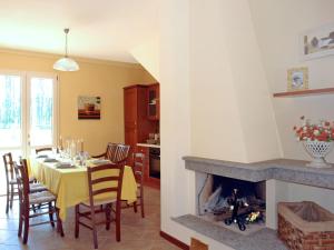 comedor con mesa y chimenea en Villa Il Cipresso by Interhome, en Marti