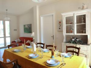 Ein Restaurant oder anderes Speiselokal in der Unterkunft Villa Il Cipresso by Interhome 