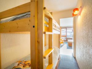 ティーニュにあるStudio Le Slalom - Val Claret-3 by Interhomeの二段ベッド2台と廊下が備わる客室です。