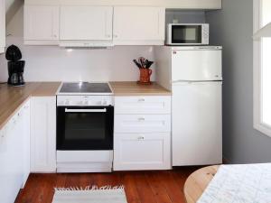 Köök või kööginurk majutusasutuses Holiday Home Johans Maria stova - FJS606 by Interhome