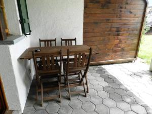 ツヴァイジンメンにあるApartment Gletscherhorn II - Tapia by Interhomeの木製テーブルと椅子付きのパティオ
