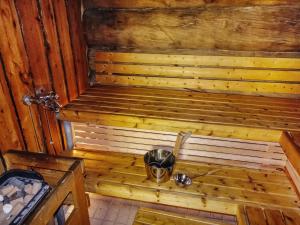 einen Blick über eine Holzsauna mit Eimer in der Unterkunft Holiday Home Örtsylä b by Interhome in Salla