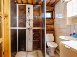 uma casa de banho com um chuveiro, um WC e um lavatório. em Holiday Home Örtsylä b by Interhome em Salla