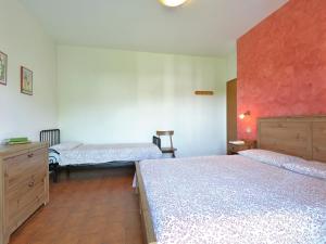カルドナッツォにあるApartment Anna-2 by Interhomeのベッド3台が備わる部屋