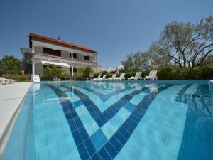 Bazén v ubytování Holiday Home Ivan by Interhome nebo v jeho okolí