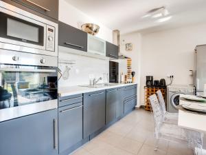 Port-HaliguenにあるApartment Le Domaine de Fort Neuf by Interhomeのキッチン(ステンレス製の電化製品、テーブル付) +19枚の写真