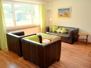 uma sala de estar com dois sofás de couro e uma mesa em Apartment Chesa Ova Cotschna 306 by Interhome em St. Moritz