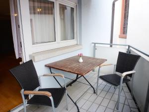 una mesa y sillas en un balcón con ventana en Apartment Flesch-1 by Interhome, en Schelingen