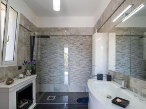 baño con bañera y chimenea en Apartment Garden by Interhome, en Poggio
