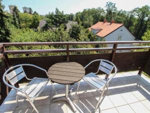 dwa krzesła i stół na balkonie w obiekcie Apartment Hodkovičky by Interhome w Pradze