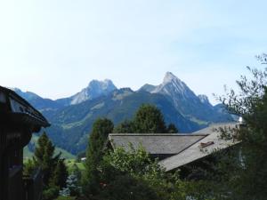 uma vista para as montanhas a partir de uma casa em Apartment Les Hivernants - 1- Stock rechts by Interhome em Gstaad