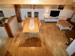 ein Wohnzimmer mit einem Tisch, Stühlen und einem Sofa in der Unterkunft Apartment Bühl 13 by Interhome in Engelberg