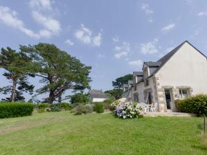 サン・ピエール・キブロンにあるHoliday Home Maison Poul by Interhomeの芝生の庭のある大きな白い家