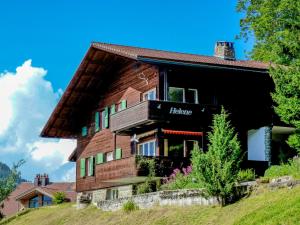 ein Haus auf einem Hügel in der Unterkunft Apartment Helene Apt- Hella by Interhome in Wengen