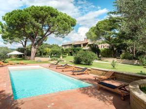 una piscina con panchine e una casa di Apartment L'Essiccatoio-3 by Interhome a Bolsena