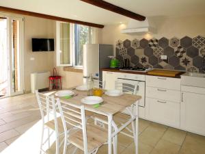 una cucina con tavolo e sedie di Apartment L'Essiccatoio-3 by Interhome a Bolsena