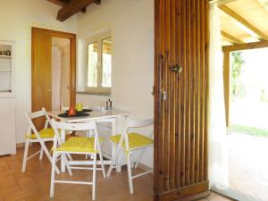 una cucina con tavolo e sedie in una stanza di Holiday Home Chalet del Lago by Interhome a Bolsena