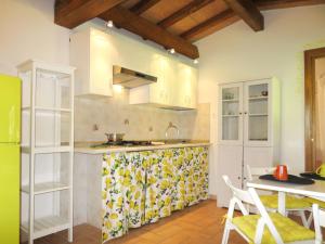 una cucina con lavandino e piano cottura forno superiore di Holiday Home Chalet del Lago by Interhome a Bolsena