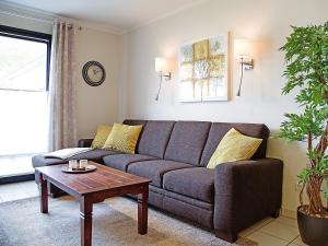 - un salon avec un canapé et une table dans l'établissement Apartment Witthuus-Baltrum by Interhome, à Norddeich