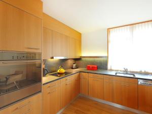 ครัวหรือมุมครัวของ Apartment Residenz Cresta Kulm B26 by Interhome