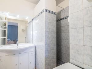 Et badeværelse på Apartment Eden Parc-4 by Interhome