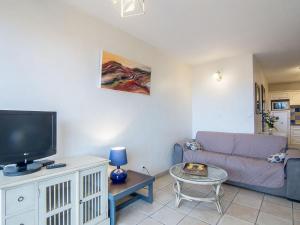 Et tv og/eller underholdning på Apartment Eden Parc-4 by Interhome + 13 billeder