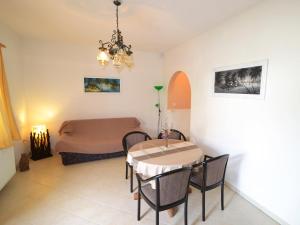 een kamer met een bed, een tafel en stoelen bij Apartment Luce by Interhome in Vir