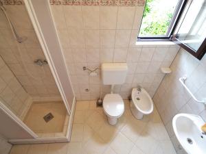 een badkamer met toilet en wastafel bij Apartment Luce by Interhome in Vir +23 foto's
