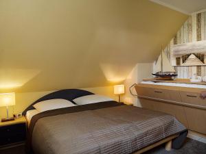 ein Schlafzimmer mit einem Bett und einem Boot am Fenster in der Unterkunft Apartment Witthuus-Langeoog by Interhome in Norddeich