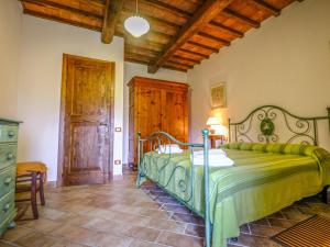 ein Schlafzimmer mit einem Bett und einer Holzdecke in der Unterkunft Apartment Podere La Torre-2 by Interhome in Certaldo