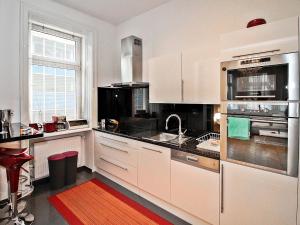 cocina con electrodomésticos blancos y alfombra roja en Apartment Romantic Living by Interhome, en Viena