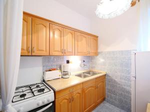 Kuchyňa alebo kuchynka v ubytovaní Apartment Daisy 2 by Interhome