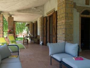 un patio esterno con divani, tavolo e sedie di Apartment Casa Domenico 2 by Interhome a Montefiascone