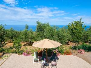 マッサ・ルブレンセにあるHoliday Home Dei Limoni- Panoramic sea view by Interhomeのパティオ(パラソル、椅子付)