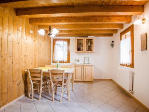 kuchnia ze stołem i krzesłami w pokoju w obiekcie Holiday Home Albergo Diffuso - Cjasa Paron Cilli by Interhome w mieście Barcis