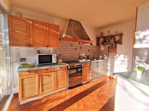 cocina con armarios de madera y horno con fogones en Holiday Home Agora by Interhome, en Niza