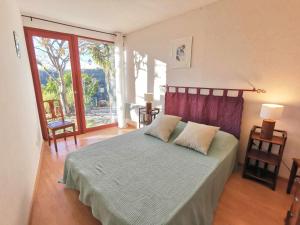 una camera con letto e porta scorrevole in vetro di Holiday Home Agora by Interhome a Nizza