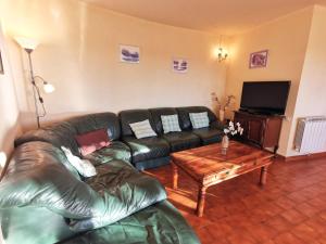 een woonkamer met een leren bank en een salontafel bij Holiday Home Agora by Interhome in Nice