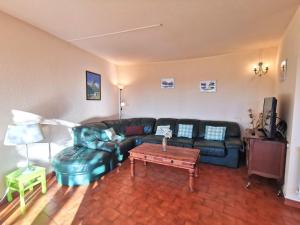 een woonkamer met een bank en een salontafel bij Holiday Home Agora by Interhome in Nice