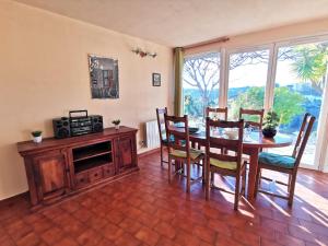 een eetkamer met een tafel en een magnetron bij Holiday Home Agora by Interhome in Nice +16 foto's